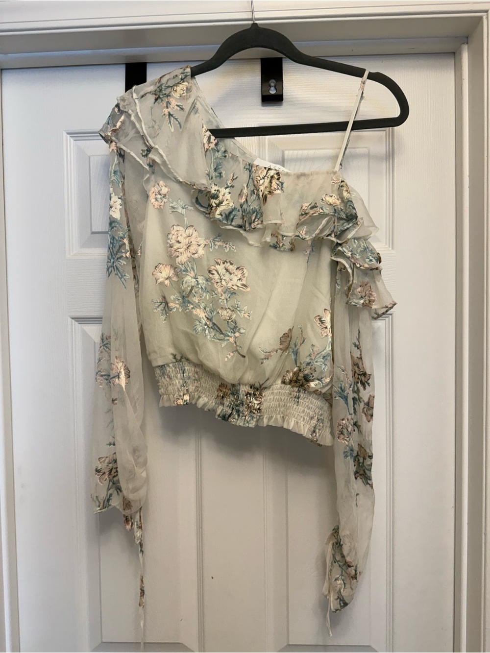 ASTR The Label Women’s Ivory Blue Floral One Shoulder Ruffle Smocked Blouse M